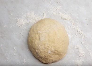 Πώς να μάθετε πώς να μαγειρεύετε νόστιμα ζυμαρικά για πίτες χωρίς μαγιά στο γάλα