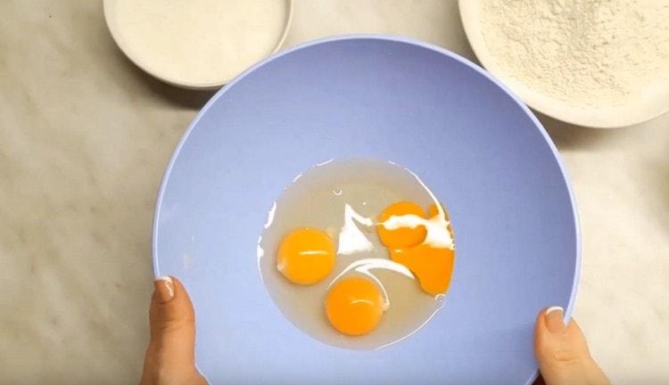 В купа разбийте яйцата, добавете захарта, солта и бакпулвера.