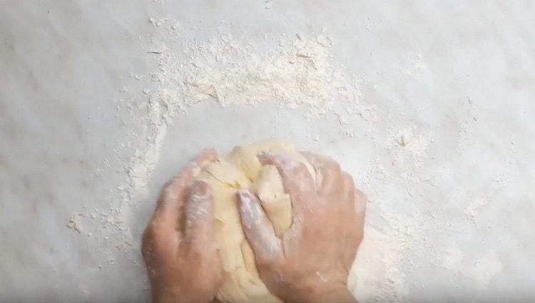 Először gyúrja meg a tésztát egy spatuccal vagy habverővel, majd a kezével.
