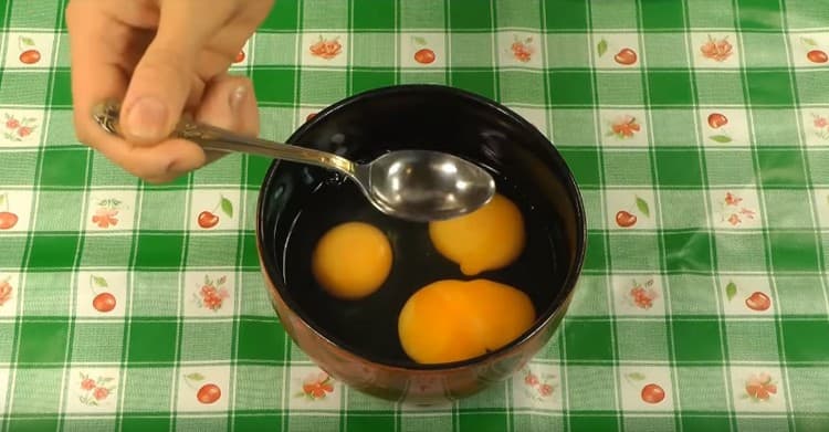 Προσθέστε αλάτι και βότκα στα αυγά.