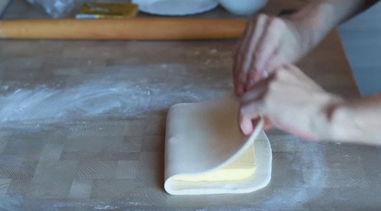 Rozložíme máslo na polovinu těsta a druhou polovinu přikryjeme.