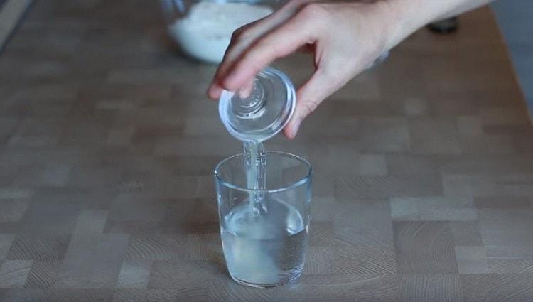 Aggiungi il succo di limone all'acqua ghiacciata.