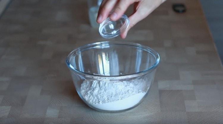 Комбинирайте брашното със солта.
