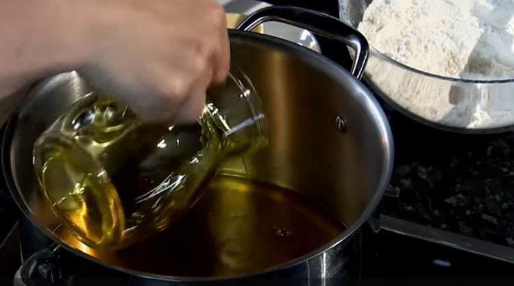 Σε ένα stewpan ή τηγάνι, ζεσταίνετε το φυστικοβούτυρο.