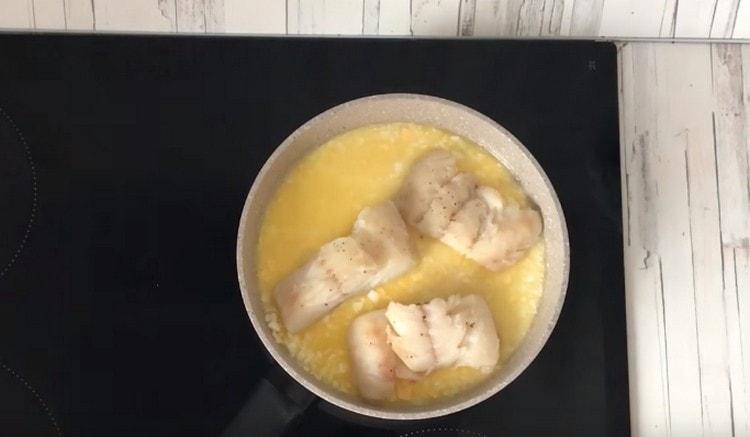 Pane keitetty kala lämmitettyyn kastikkeeseen ja lämmitä sitä 2-3 minuuttia.