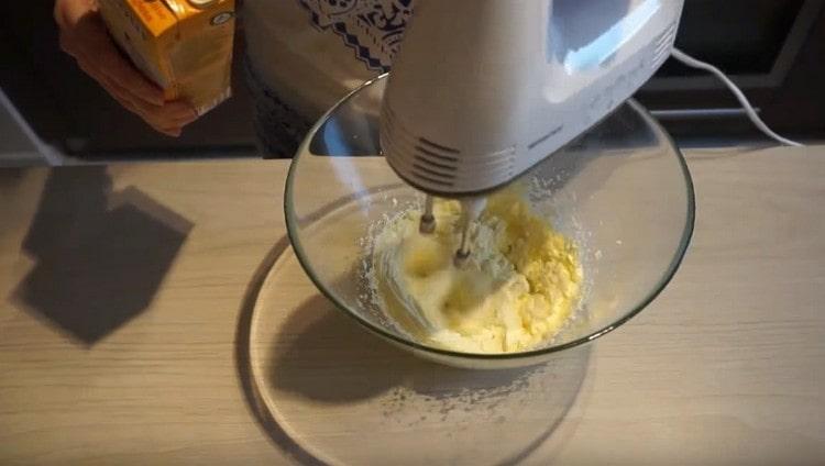 Schlagen Sie die Butter auf, geben Sie die Sahne von Angles hinzu oder verwenden Sie eine einfache Vanillepuddingbasis für die Sahne.