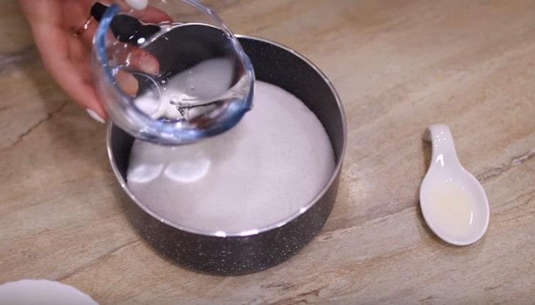 За сиропа комбинирайте захарта с водата.