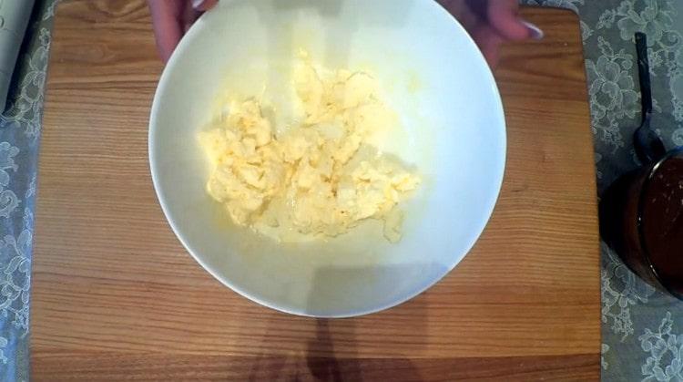 За да приготвите крема, сложете маслото в купа.