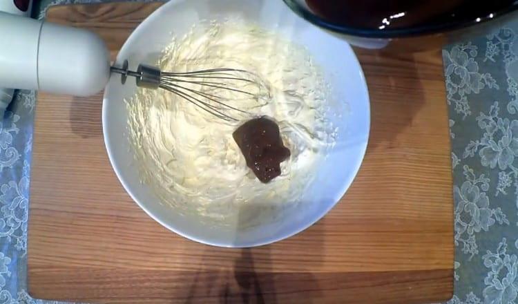 Butter mit einem Mixer schlagen, Kondensmilch hinzufügen.