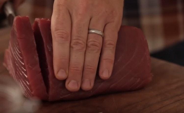 A tonhalfiléből levágjuk a steakrészeket.