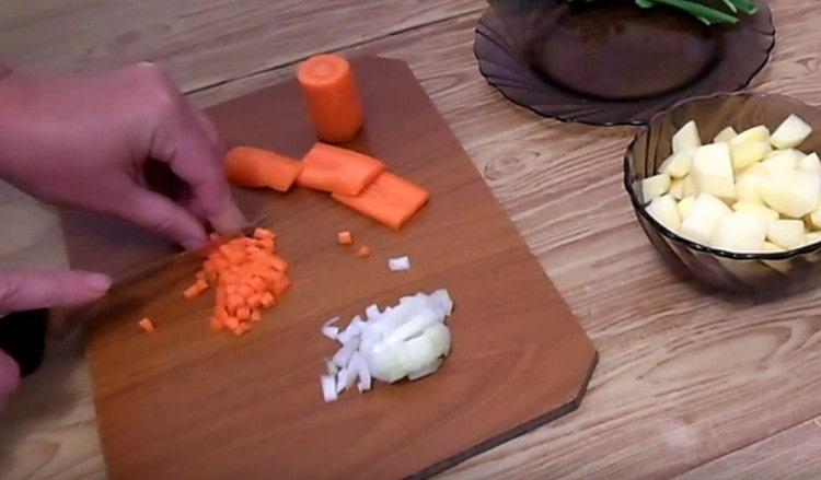 Zwiebel und Karotte in sehr kleine Würfel schneiden.