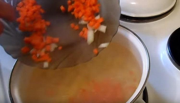 Сложете картофи, моркови и лук във вряща вода.