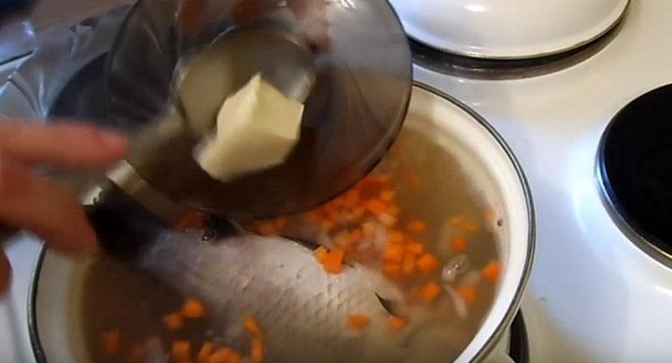 Dopo aver aggiunto il pesce all'orecchio, puoi anche aggiungere un pezzo di burro, sale e pepe a piacere.