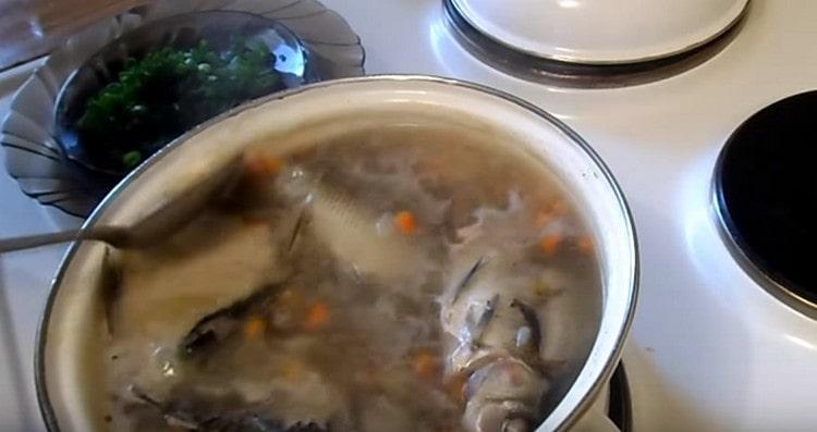 Αφού βράσετε, φροντίστε να αφαιρέσετε τον αφρό από τη σούπα.