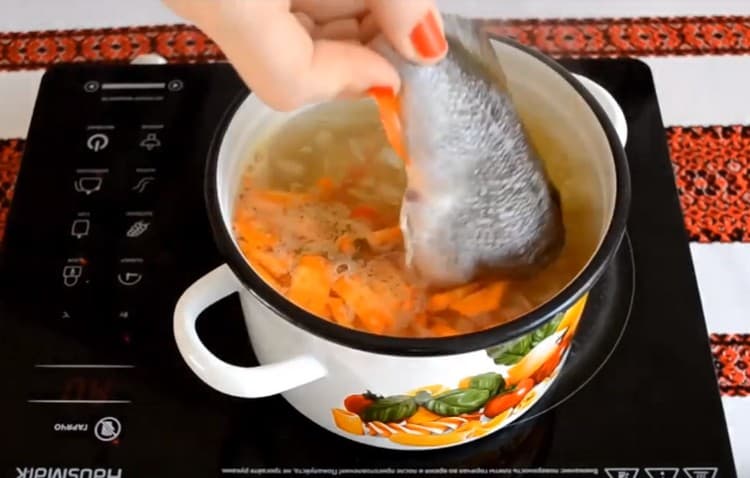Όταν τα λαχανικά είναι έτοιμα, βάλτε το πέρκα σε μια κατσαρόλα.