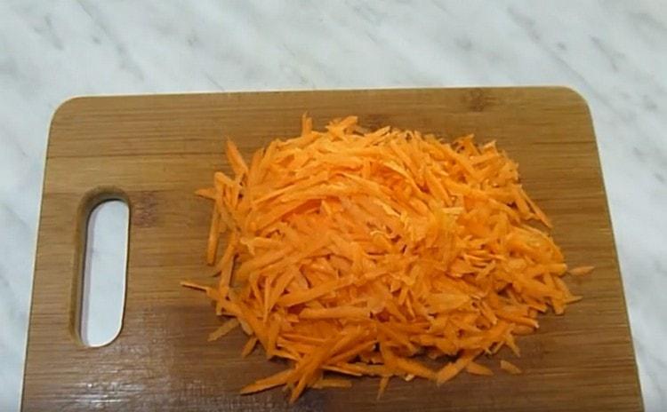 На едро ренде натриваме моркови.
