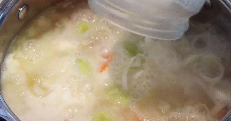 Въведете сместа с брашно в супата.