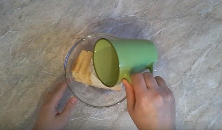Ρίξτε το ψωμί του τοστιέρα με νερό.