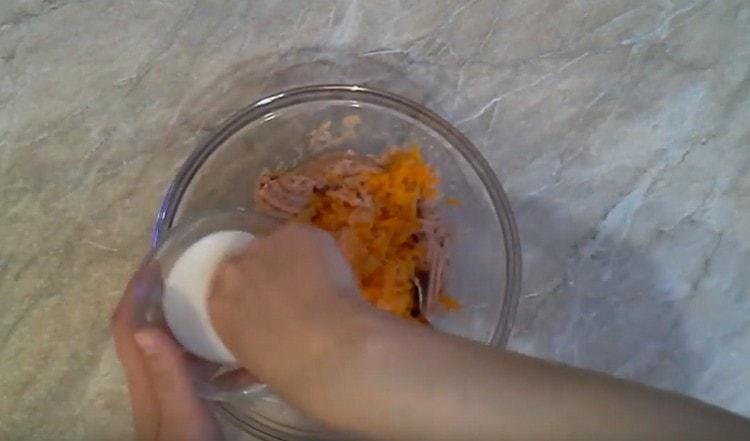 K výslednému mletému masu přidejte mrkev s cibulí, solí a pepřem.