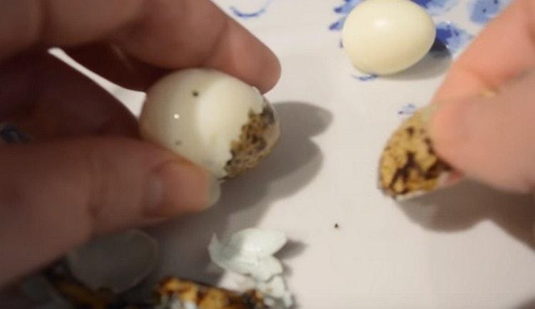 Tvrdě vařená a vyčištěná křepelčí vejce.