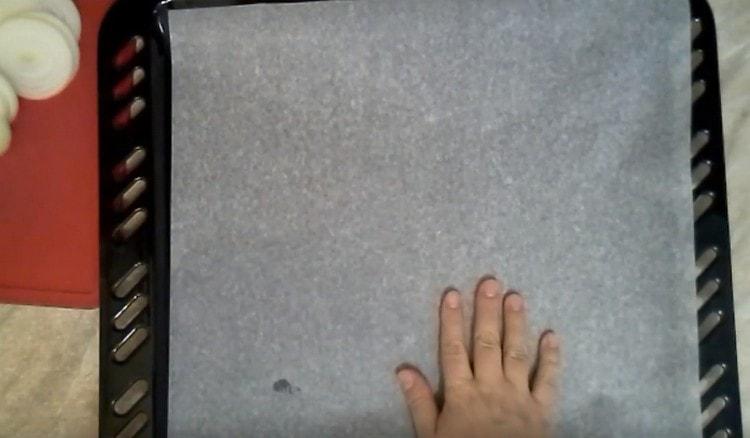 Coprire la teglia con un foglio o pergamena.
