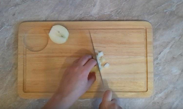 Zwiebel in kleine Würfel schneiden.