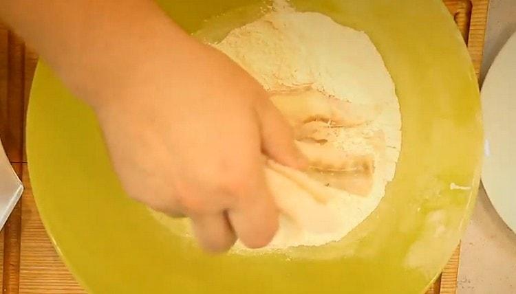 Оваляйте парчета филе в брашно.