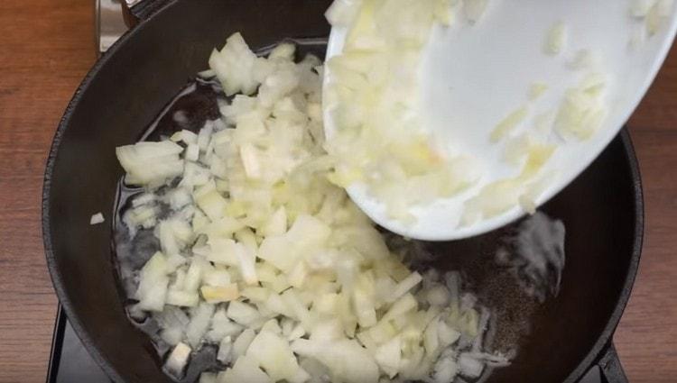 Scaldiamo la padella con olio vegetale, friggiamo le cipolle.