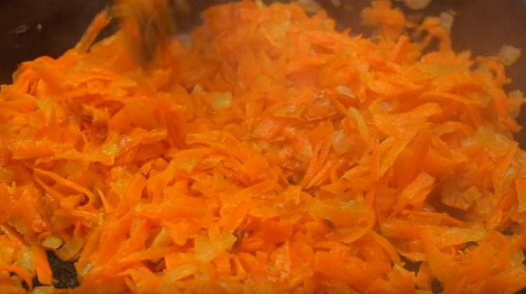 Добавете морковите към лука и пасирайте зеленчуците.