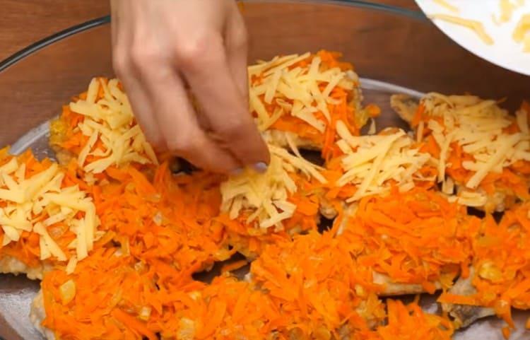 Ψεκάστε κάθε κομμάτι ψαριών και λαχανικών με τριμμένο τυρί.