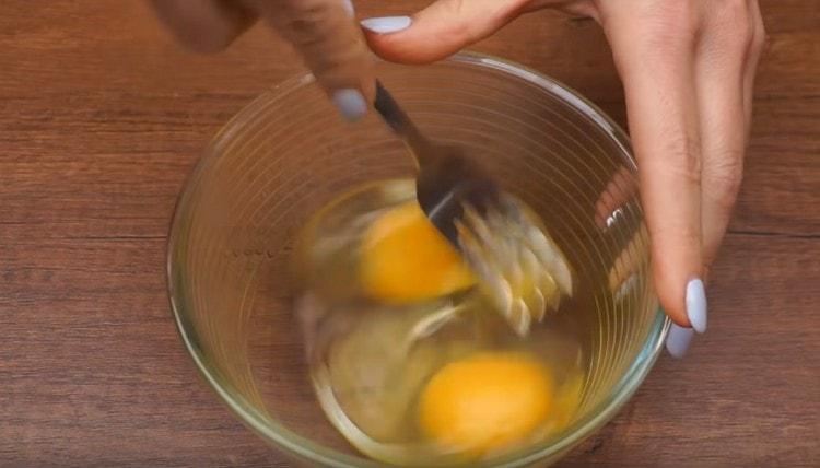 В купа разбийте леко две яйца.