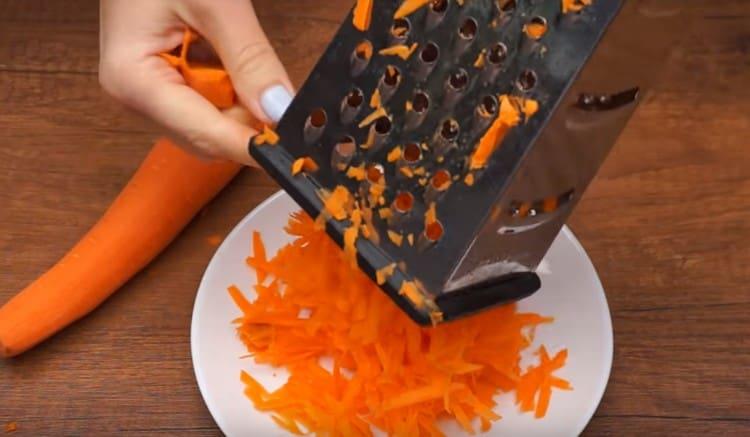 Reiben Sie die Karotten auf einer groben Reibe.
