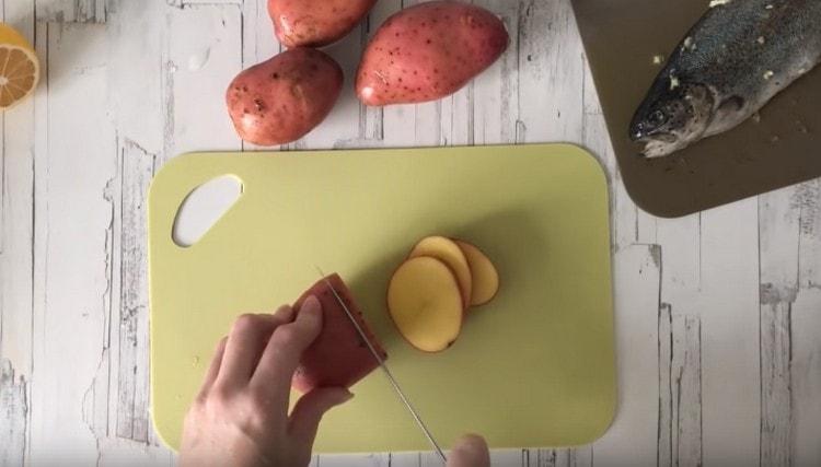 Leikkaa perunat ympyröiksi, pese, mutta ei kuori.