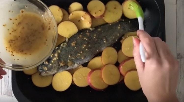 Ungere la trota con le patate con la salsa rimanente.