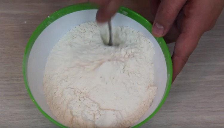Комбинирайте брашното с бакпулвера.