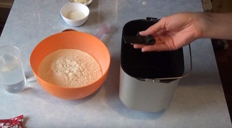 Do kbelíku instalujeme speciální šroub pro hnětení těsta.