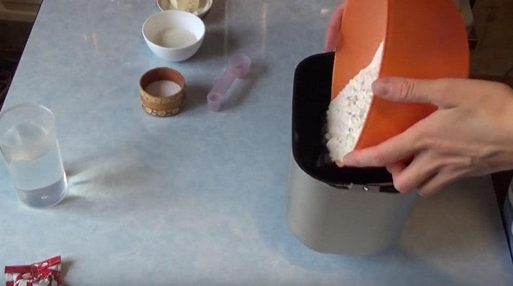 Изсипете пресятото брашно в кофата на машината за хляб.