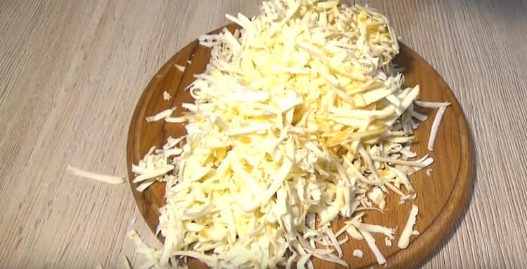 Στρώνουμε το τυρί.