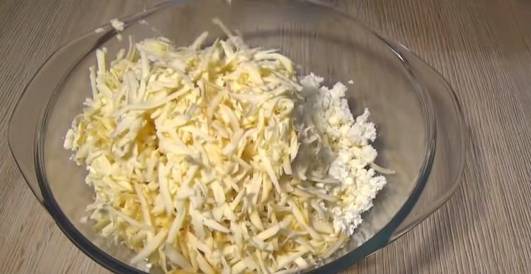 Do tvarohu přidejte sýr a promíchejte.