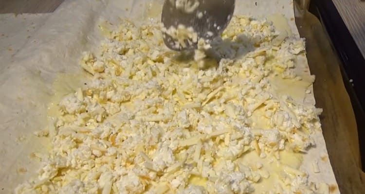Διαδώστε το μισό από το τυρί-τυρόπηγμα πλήρωση στην κορυφή.