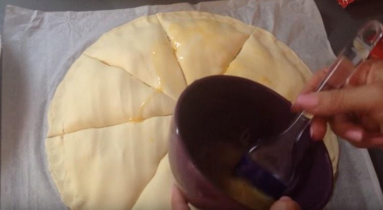 Tukem namažte zbývající zbité vejce.