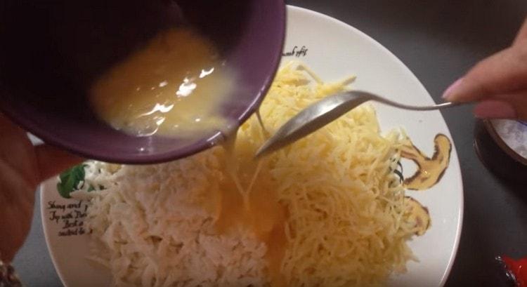 Προσθέστε το ήμισυ του κτυπημένου αυγού στο τυρί.