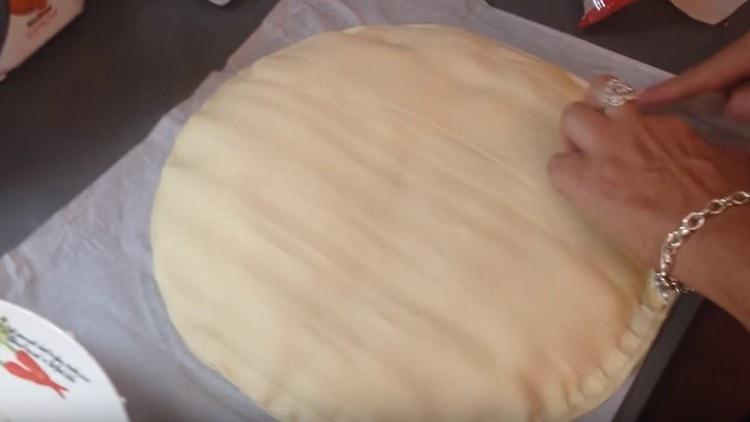 покрийте пълнежа с втория слой тесто и прищипете краищата.