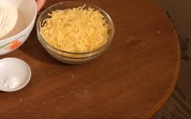 Täytä sekoittamalla raastettu juusto munaan.