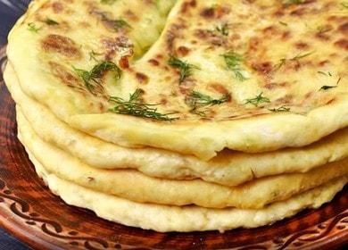 Schnelle Khachapuri auf Kefir mit Käse in einer Pfanne - sehr lecker