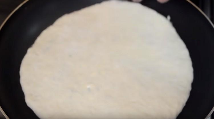 Magluto ng khachapuri sa isang dry pan.