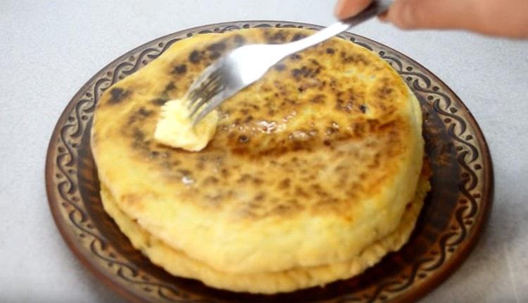 Khachapuri mit Käse, in einer Pfanne gekocht, mit Butter einfetten.