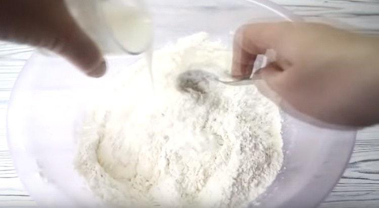 Aggiungi il kefir agli ingredienti secchi e impasta la pasta.