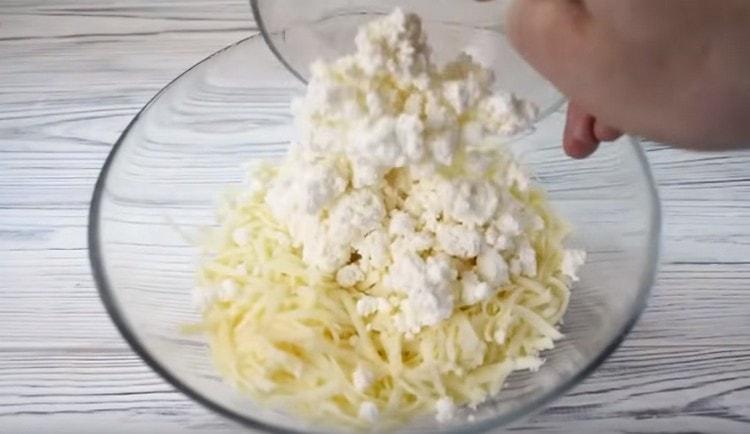 Mischen Sie die Käse, um die Füllung zu machen.