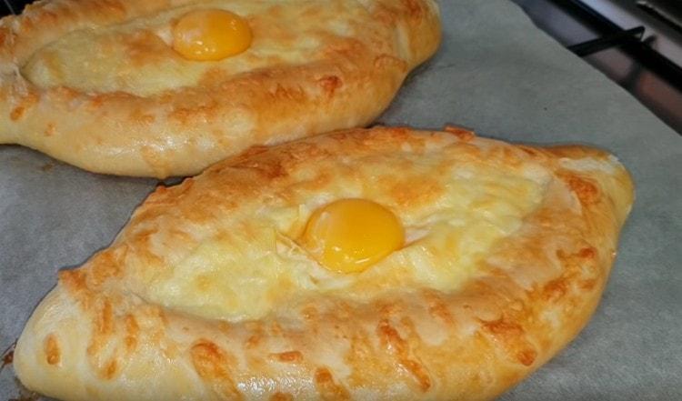 في وسط الخبز نجعل من الاكتئاب وسكب صفار البيض فيه.